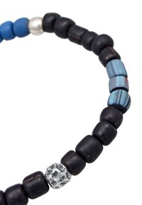 Svart och blå pärlarmband med runda och fyrkantiga pärlor, en silveraccentpärla och en strukturerad yta på olika pärlor.