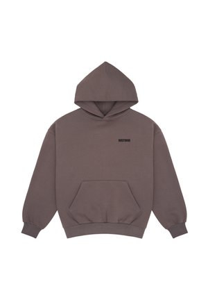 Sweat à capuche marron foncé avec poche kangourou avant et petit logo texte noir sur la poitrine gauche, affiché sur fond blanc.