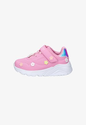 Roze kindersneaker met witte zool, bloemenversieringen, klittenbandsluiting en iriserend blauwe hieltab.