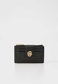 Portafoglio in pelle nera con logo dorato, dotato di slot per carte, una tasca con zip e dettagli cuciti su una forma rettangolare.