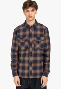 Blauw en oranje geruite flanel shirt met een puntige kraag, twee borstzakken, knoopsluiting aan de voorkant en lange mouwen. Zachte textuur.