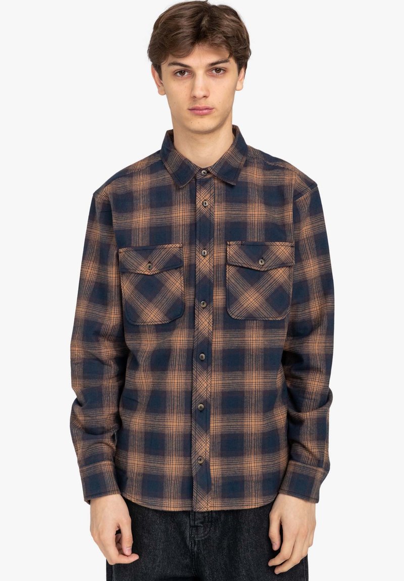 Blauw en oranje geruite flanel shirt met een puntige kraag, twee borstzakken, knoopsluiting aan de voorkant en lange mouwen. Zachte textuur.