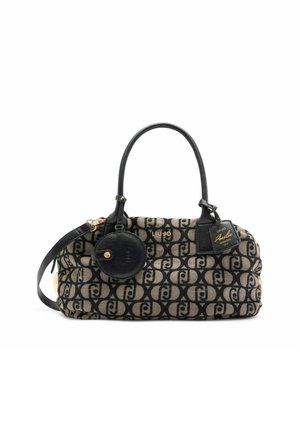 Sac à main à motifs avec un design gonflé, doté d'un imprime logo noir sur un tissu beige. Accents en cuir noir et détails en matériel doré.