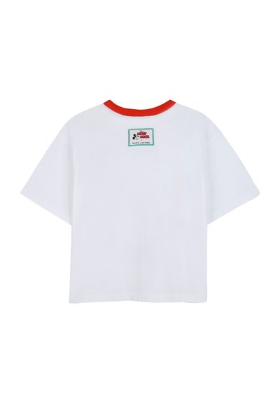 T-shirt blanc à manches courtes avec col rouge et une petite écusson rectangulaire sur le haut du dos présentant les logos de Mickey Mouse et de Marc Jacobs.