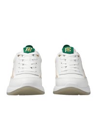 Baskets blanches avec des accents beiges, un logo vert sur la languette et des lacets blancs. Semelle en caoutchouc texturée avec un motif.