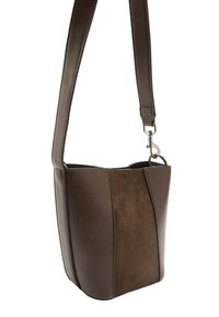 Brązowa skórzana torba na ramię z gładką i zamszową teksturą, o prostokątnym kształcie, regulowanym pasku i metalowymi dodatkami.