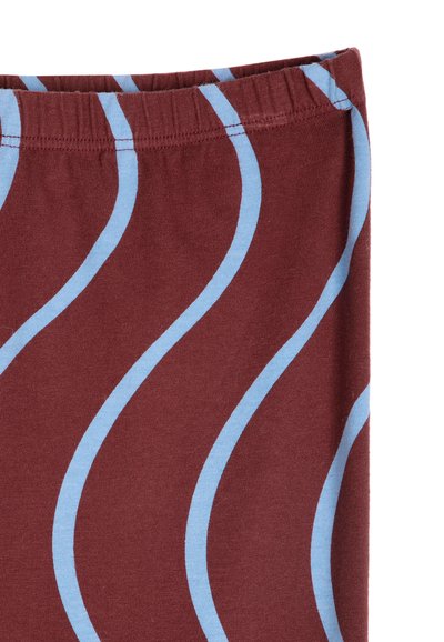 Gros plan d’un tissu bordeaux avec des rayures verticales ondulées bleues et une taille élastique en haut.