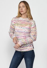 Pull en maille multicolore avec un tissage lâche, rayures horizontales dans des teintes pastel, et des poignets et un ourlet côtelés.
