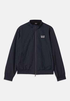 Ναυτικό μπλε μπουφάν από ελαφρύ υλικό, με φερμουάρ μπροστά, όρθιο κολάρο, ελαστικές μανσέτες και πλαϊνές τσέπες. Λογότυπο EA7 στο στήθος.