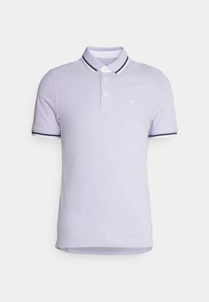 Lyse lilla kortærmet poloshirt med hvid krave og ærmekanter med sorte striber og tre hvide knapper på stolpen.