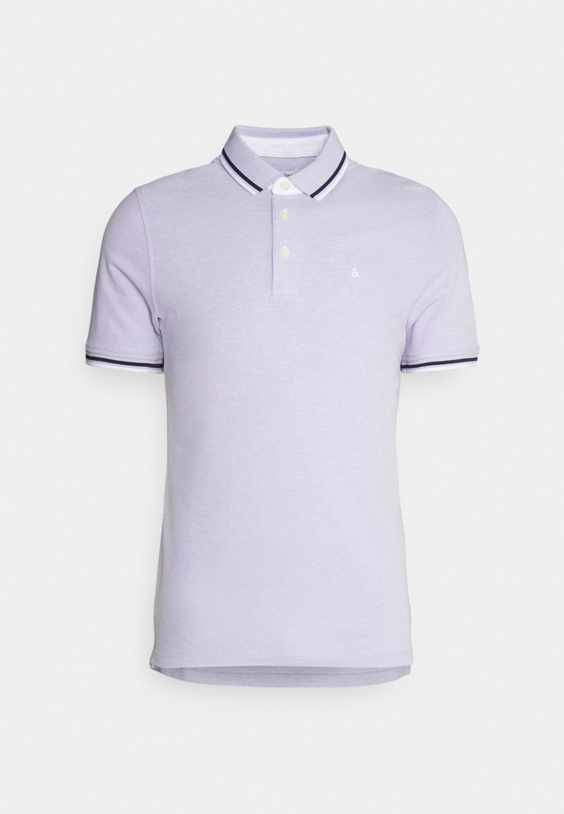 Polo à manches courtes violet clair avec col blanc et bordures de manches avec des rayures noires et trois boutons blancs sur la patte de boutonnage.