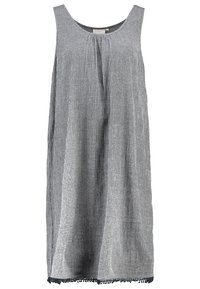 Ärmös klänning i texturerad grått tyg med vertikala ränder, med en lös passform och kontrasterande svart kant längs fållen.