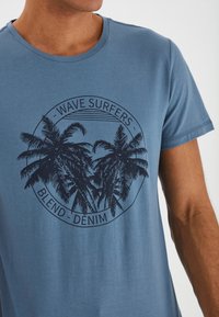 Blend BHDAVIS - Trükipildiga T-särk - moonlight blue
