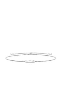 Bracciale in argento con un pendente ovale texture che presenta motivi a stella, collegato da una delicata catena con chiusura regolabile.