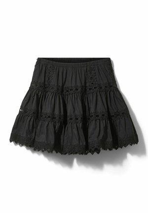 Mini-jupe noire à étages avec bordure en dentelle florale et ceinture élastique, avec des panneaux de tissu froncés pour une silhouette évasée.