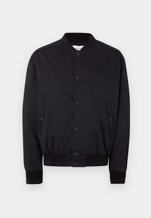 Zwarte bomberjack met geribde kraag, manchetten en zoom, drukknoopsluiting aan de voorkant en twee zijzakken met drukknoop, weergegeven op een witte achtergrond.