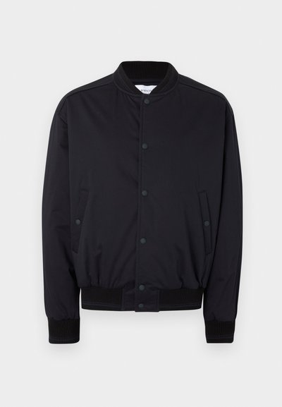 Schwarze Bomberjacke mit geripptem Kragen, Bündchen und Saum, vorderseitigen Druckknöpfen und zwei Seitentaschen mit Druckknopf, auf weißem Hintergrund dargestellt.