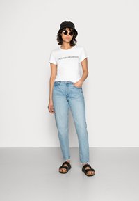Calvin Klein Jeans INSTITUTIONAL LOGO TEE - Potiskana majica - bright white