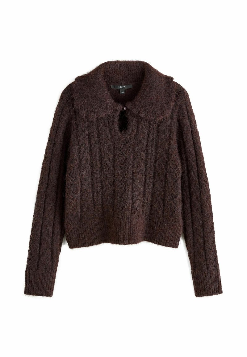 Maglione marrone lavorato a maglia con colletto a scallop, dettaglio con bottone a occhio di chiave e motivo a treccia. Lunghezza cropped con polsini e orlo a coste.