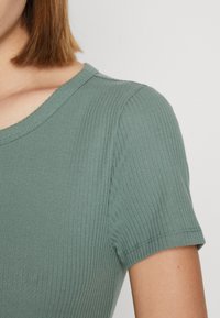 GAP Lihtne T-särk - laurel wreath