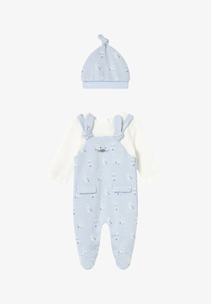 Tuta per neonati azzurro chiaro con stampa di coniglietto bianco e cappellino abbinato annodato, abbinati a una maglietta a maniche lunghe bianca, disposti distesi.