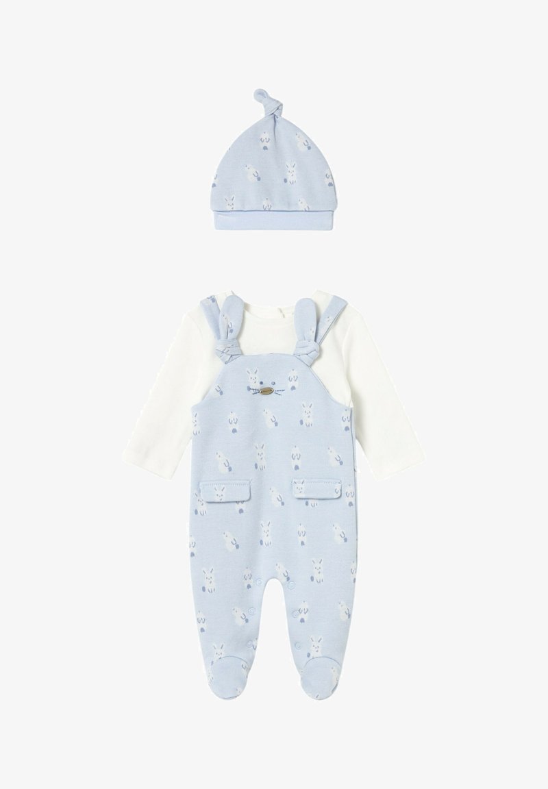 Peto para bebé azul claro con estampado de conejito blanco y gorro a juego con nudo, combinado con camiseta de manga larga blanca, colocados planos.