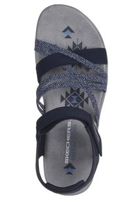 Infradito blu navy con cinturini intrecciati e una soletta grigia imbottita caratterizzata da motivi geometrici. Include una chiusura regolabile con velcro.