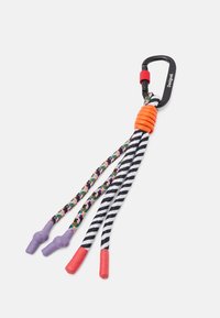 Karabiner aus schwarzem Metall mit rotem Kappen und orangefarbener Gummibeschichtung. Drei Seile: schwarz-weiß gestreift, mehrfarbig geflochten, mit lila Spitzen und roten Enden.