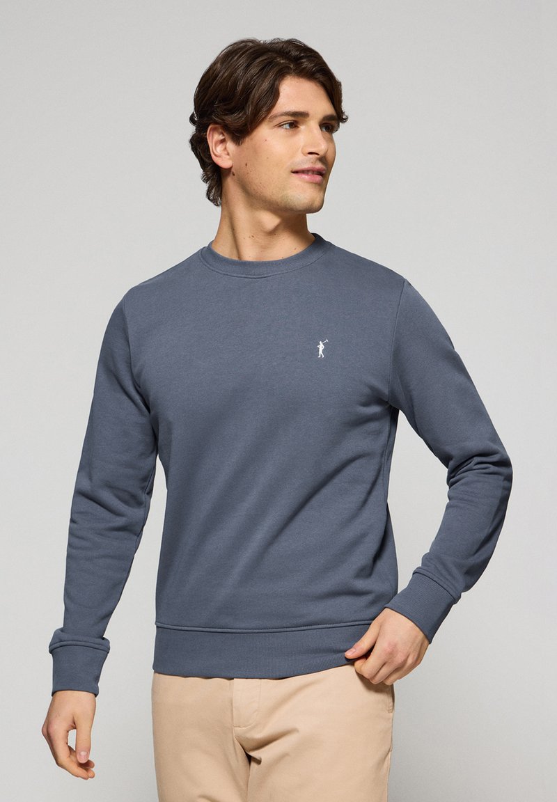 Grå sweatshirt i bomullsblandning, med rund halsringning, långa ärmar, ribbad mudd och nederkant, samt en liten vit logotyp på bröstet.