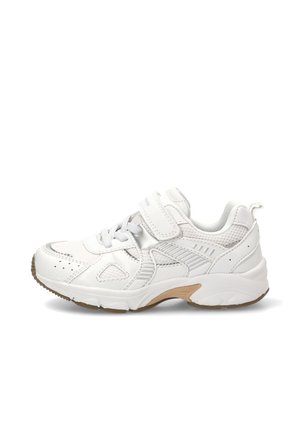 Zapatilla deportiva blanca con paneles de malla y cuero, cierre de velcro, cordones en la parte delantera y suela de goma marrón vista de lado.