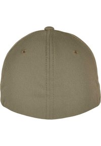 Khaki honkbalpet, zacht materiaal, ronde kroon, gestikte accenten en kleine ventilatiegaten. Geen zichtbare logo's of patronen.