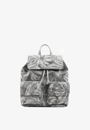 Sac à dos en tissu gris avec motif floral blanc, fermeture à rabat avec cordons de serrage, et deux poches avant, dont une ornée d'un petit logo.