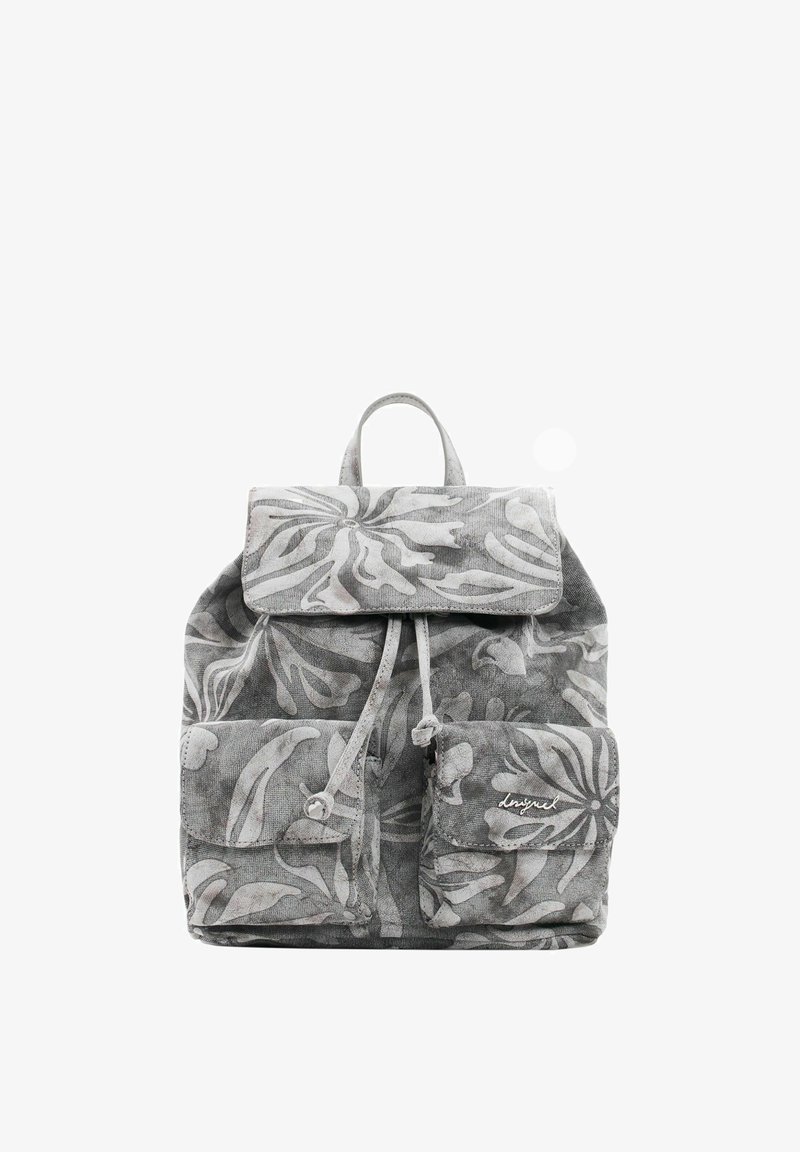 Mochila de tela gris con patrón floral blanco, cierre con solapa y cordones, y dos bolsillos frontales, uno con un pequeño logo.