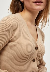 PEPPERCORN PCTANA - Chaqueta de punto - warm sand melange