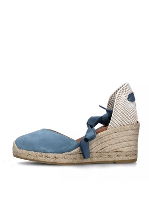 Espadrilla con zeppa in suede blu, suola in giute intrecciato, accento in tessuto a scacchi sul tallone e lacci in tessuto per fissare la caviglia.