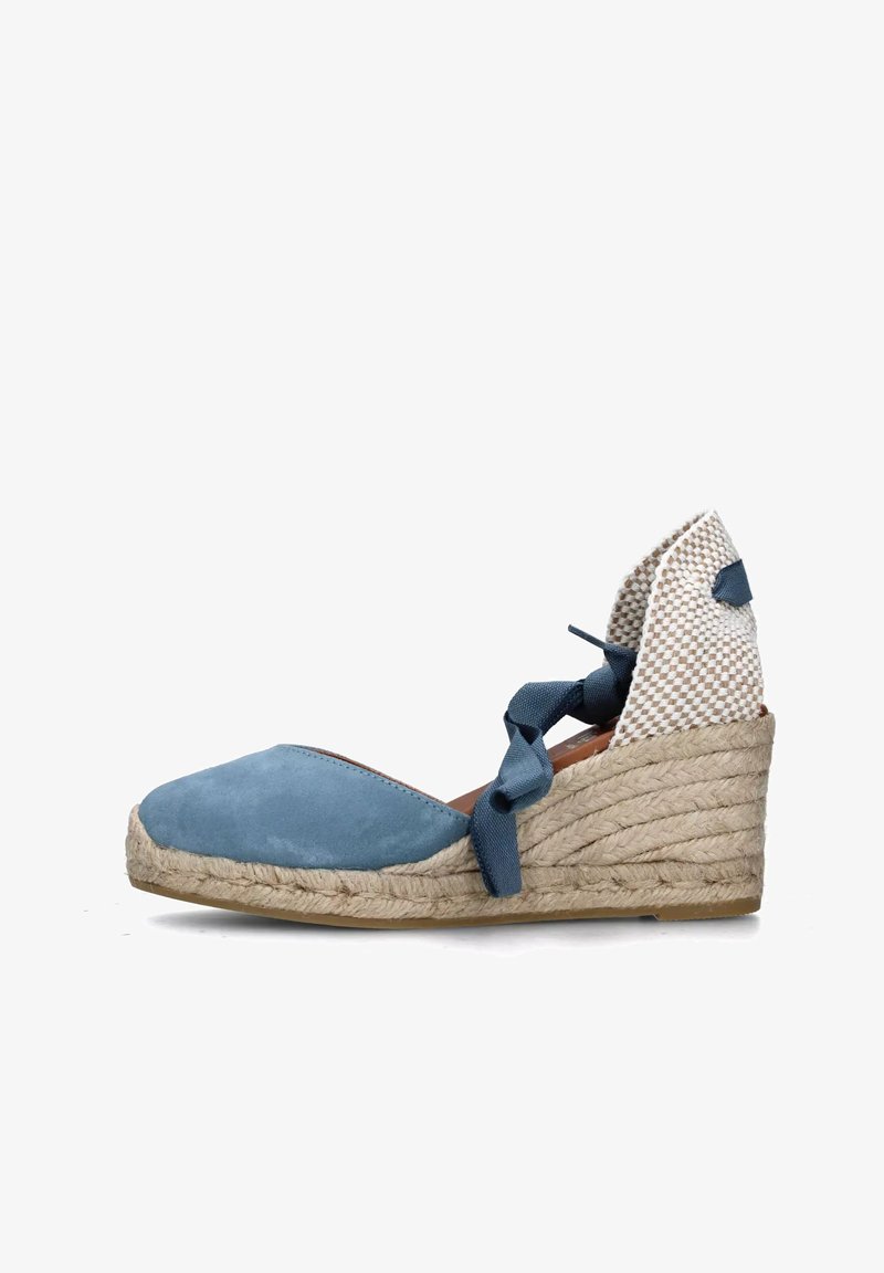 Espadrilla con zeppa in suede blu, suola in giute intrecciato, accento in tessuto a scacchi sul tallone e lacci in tessuto per fissare la caviglia.