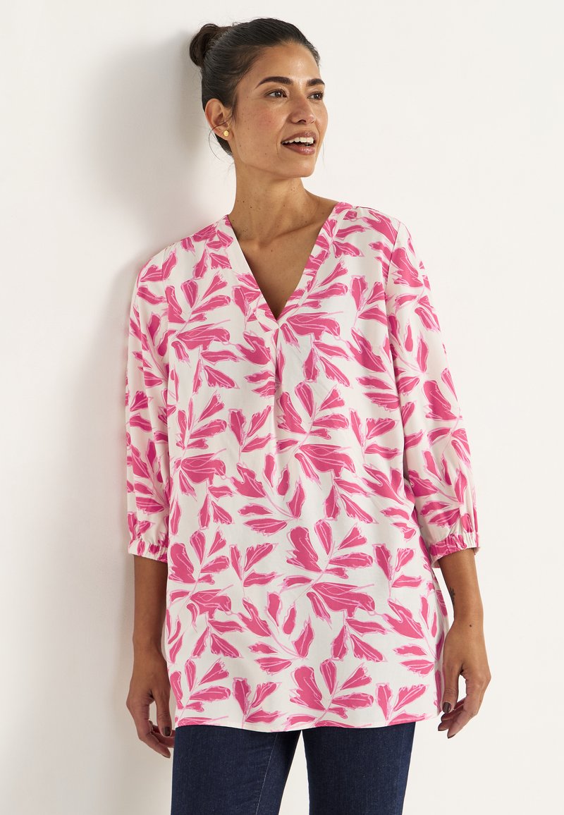 Florale tuniek met een V-hals, voorzien van roze bladerenpatronen op een witte achtergrond, 3/4 mouwen met elastische manchetten en een ontspannen pasvorm.