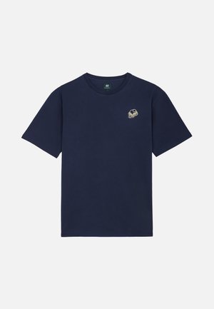 Camiseta azul marino de manga corta con cuello redondo y pequeño gráfico de calavera beige en el pecho izquierdo.