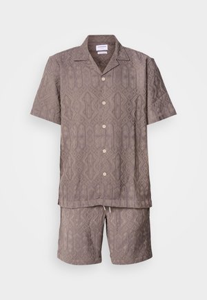 Lindbergh TEXTURED SET - Shorts - dark khaki