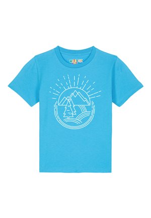 Blaues Baumwoll-T-Shirt mit einem weißen Grafikdesign von Bergen und einem Baum in einem kreisförmigen Design mit Sonnenstrahlen, kurzen Ärmeln und Rundhals.