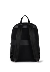 Schwarzer Rucksack mit gepolstertem Mesh-Rückenpanel, zwei verstellbaren Schulterriemen, einem oberen Griff und seitlichen Reißverschlüssen, von hinten gezeigt.