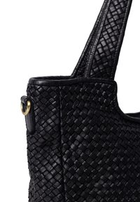Borsa tote in pelle intrecciata nera con finitura texturizzata, manici piatti e un dettaglio in metallo dorato a forma di anello sul lato.
