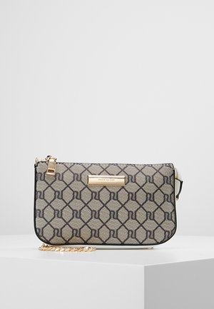 Petite pochette rectangulaire à motifs beige et noir avec bandoulière en chaîne dorée et plaque en métal avec le logo River Island à l'avant.
