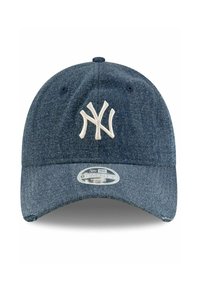 Dunkelblaue Denim-Baseballmütze mit gebogenem Schirm. Verfügt über das weiße 'NY'-Logo auf der Vorderseite und strukturierten Stoff für einen guten Halt. Verstellbarer Riemen auf der Rückseite.
