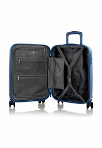 Valigia rigida blu con interno grigio, include tasche in rete e cinghie per fissare gli oggetti, quattro ruote per una facile mobilità.