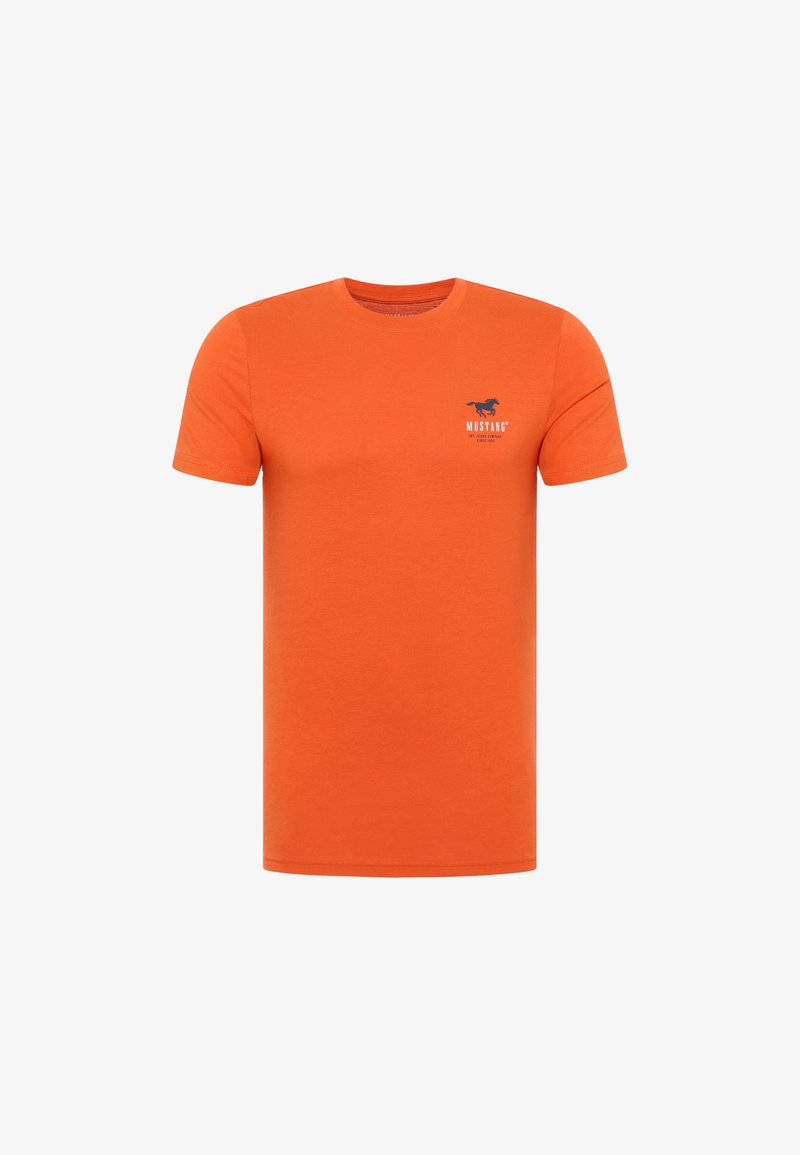 Kurzärmliges, orange T-Shirt aus Baumwolle mit einem blauen Mustang-Logo auf der linken Brustseite, mit einem Rundhalsausschnitt und normaler Passform.