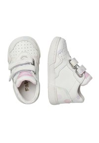 Sneaker bianchi per bambini con dettagli rosa, design perforato, doppie cinghie in Velcro e suola in gomma testurizzata. Motivo a pois su un lato.
