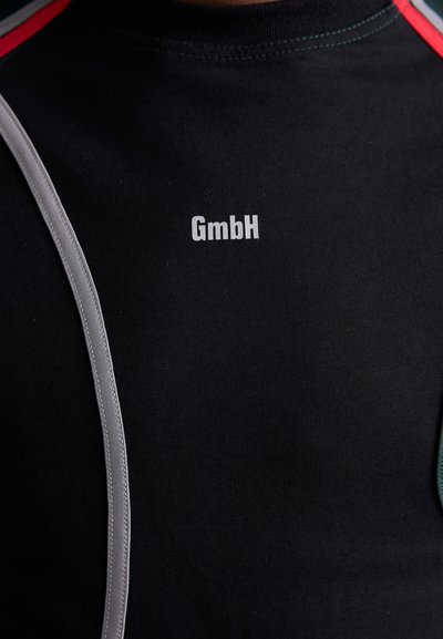 GmbH WILHELM - Print T-shirt - black/green/red/white