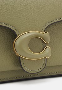 COACH POLISHED PEBBLE COVERED TABBY  - Kabelka - moss