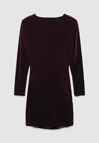 Burgunderfarbenes Langarmkleid aus Samt mit rundem Halsausschnitt und geraffter Taille, mit glatter Textur und knielangem Schnitt.